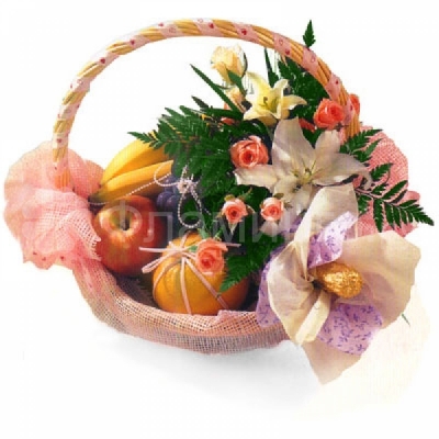 Корзинка с шампанским и фруктами, украшенная цветами