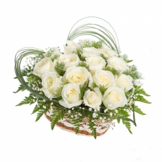 Белые розы с зеленью в корзине в форме сердца 