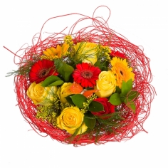 Красиво оформленный букет из желтых роз, желтых и красных гербер с зеленью