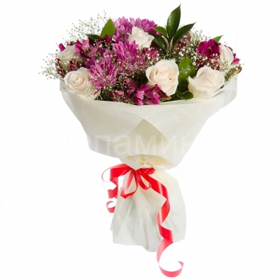 Букет из белых роз и сиреневых хризантем в красивой упаковке