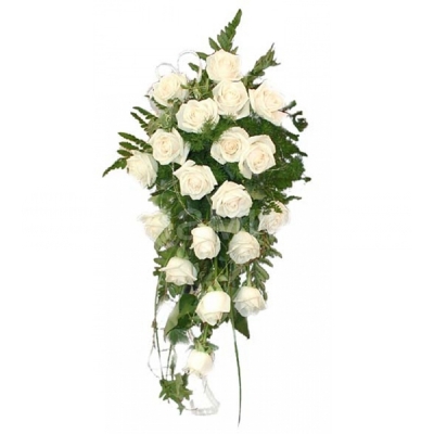 Белые розы, изящно оформленные зеленью