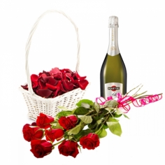 Букет роз, корзинка с лепестками, бутылка Asti Martini