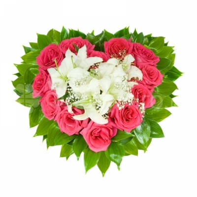 Композиция в форме сердца из белых роз, розовых лилий и зелени