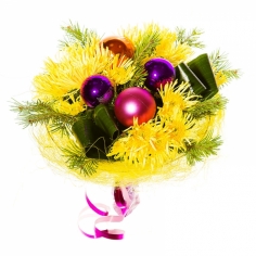 Яркий рождественский букет из желтых хризантем с зеленью и новогодними украшениями 