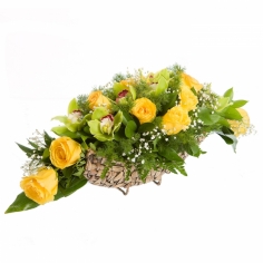 Корзина с желтыми розами и салатовыми орхидеями с зеленью