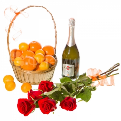Корзинка с апельсинами и мандаринами, букет роз и бутылка шампанского Martini Asti