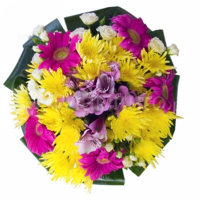 Малиновые герберы и желтые хризантемы в круглом плотном букете 