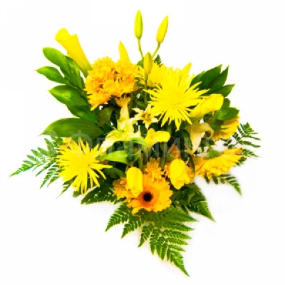 Букет из желтых хризантем, гербер, тюльпанов, калл и лилий с зеленью