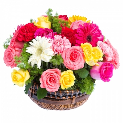 Яркая корзинка с разноцветными розами, гвоздиками и герберами