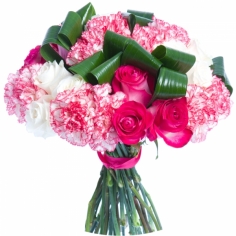 Круглый букет из малиновых роз и пестрых гвоздик с зеленью