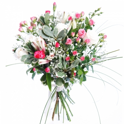 Букет из белых и розовых роз и гвоздик с зеленью