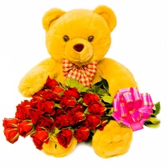 Букет красных роз и большой плюшевый медведь