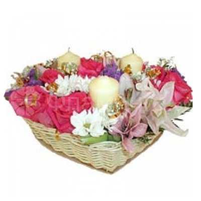 Корзина в форме сердца с розами, лилиями, хризантемами и свечами