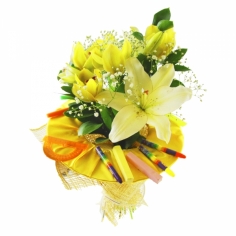 Яркая композиция с желтой лилией и орхидеями