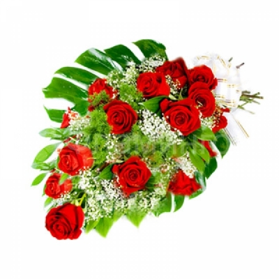 Букет из красных роз с зеленью и гипсофилой