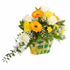 Белые розы, желтые герберы и хризантемы в плетеной корзинке